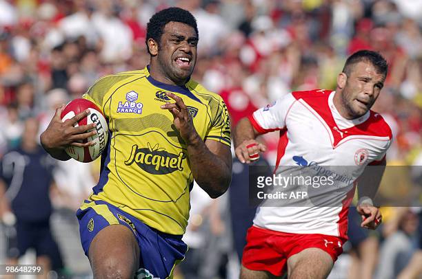 Clermont's winger Napolioni Nalaga runs with the ball during the French Top 14 rugby union match Biarritz vs. Clermont Ferrand on April 24, 2010 in...