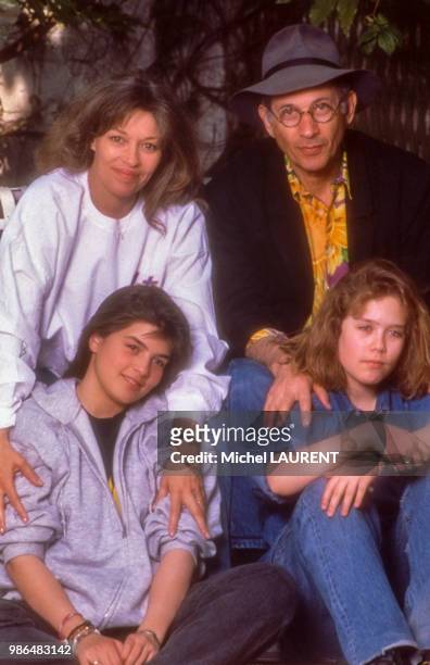Jerry Schatzberg avec sa femme Maureen Kerwin et leurs enfants à Paris le 5 mai 1989, France.