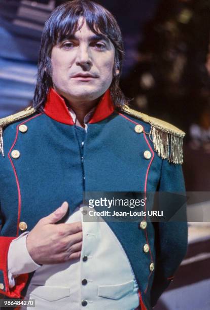 Serge Lama en Napoléon dans l'émission 'Numéro 1' des Carpentier qui lui est consacrée en octobre 1982, Paris, France.