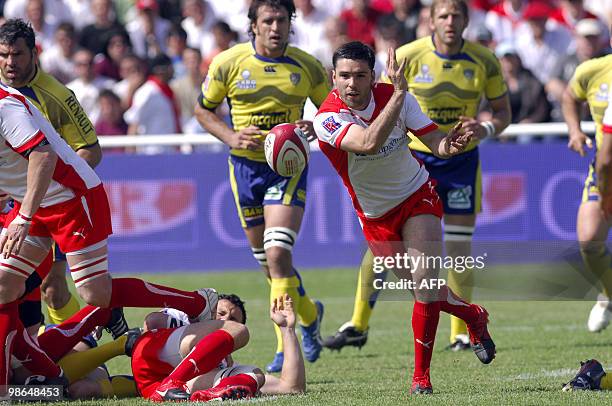 Biarritz' Dimitri Yachvili passes the ball during the French Top 14 rugby union match Biarritz vs. Clermont Ferrand on April 24, 2010 in Biarritz....