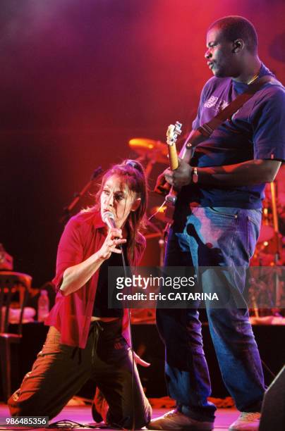 La chanteuse Catherine Ringer des Rita Mitsouko sur la scène des Eurockéennes de Belfort le 8 juillet 2000, France.