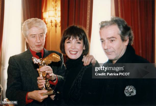 Alain Resnais reçoit le Prix Louis Delluc en compagnie de Sabine Azema et de Pierre Arditi, Paris, France.