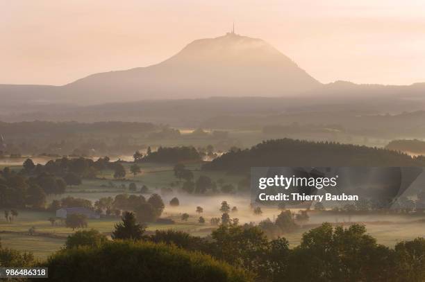 gelles,france - puy de dôme imagens e fotografias de stock