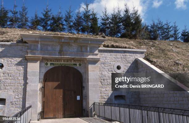 Entrée de la cave d'affinage du Comté Marcel Petite dans le fort Saint Antoine près de Malbuisson, France.