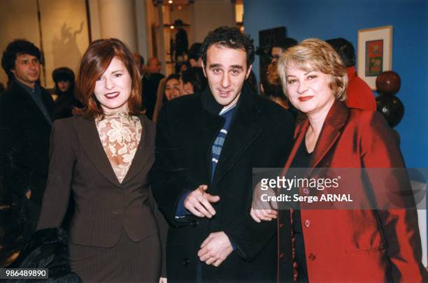 Lolita Lempicka, Elie Semoun et Josiane Balasko au vernissage de l'exposition de Ph Berry à la galerie Piltzer le 9 décembre 1998 à Paris, France.