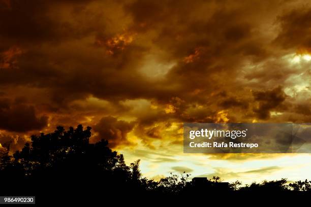 la envidia de las nubes - cielo nubes foto e immagini stock