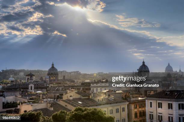 domes and roofs of rome - granato imagens e fotografias de stock