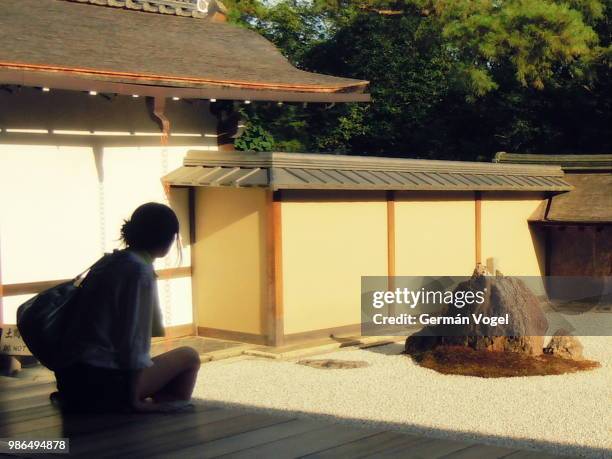 contemplation at ryouanji dry zen garden - kyoto, jaapan - ryoan ji stock pictures, royalty-free photos & images