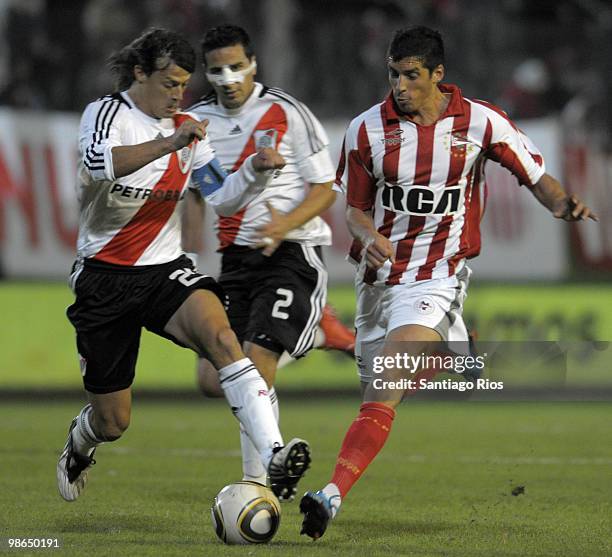 The player Matias Almeyda of River Plate fights for the ball with Jose Sosa of Estudiantes during an Argentina´s first division soccer match at Jorge...