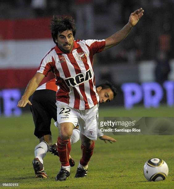 Roberto Pereyra of River Plate fights for the ball with Rolando Brana of Estudiantes during an Argentina´s first division soccer match at Jorge Luis...