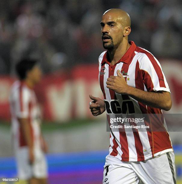 Juan Veron of Estudiantes in action during an Argentina´s first division soccer match at Jorge Luis Hirsch Stadium on April 24, 2010 in Buenos Aires,...