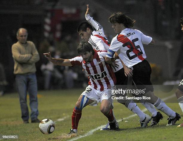 Cristian Villagra and Matias Almeyda of River Plate fight for the ball with Rodrigo Brana of Estudiantes during an Argentina´s first division soccer...