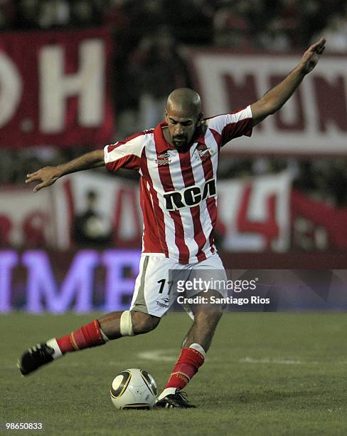 Juan Veron of Estudiantes in action during an Argentina´s first division soccer match at Jorge Luis Hirsch Stadium on April 24, 2010 in Buenos Aires,...