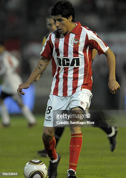 Enzo Perez of Estudiantes in action during an Argentina´s first division soccer match at Jorge Luis Hirsch Stadium on April 24, 2010 in Buenos Aires,...