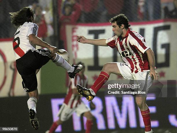Matias Almeyda of River Plate fights for the ball with Mauro Boselli of Estudiantes during an Argentina´s first division soccer match at Jorge Luis...