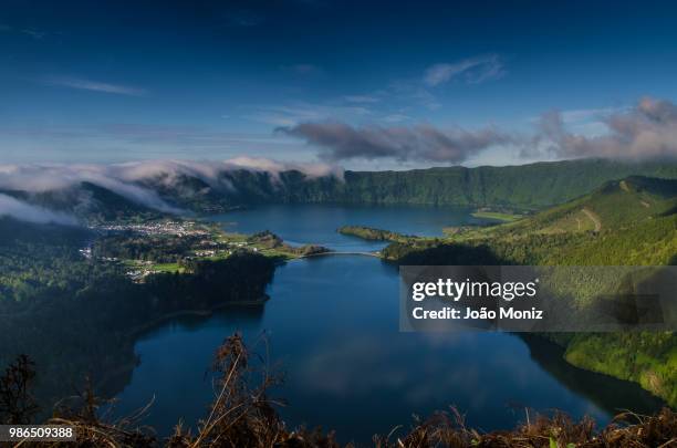 brumas... sete cidades - cidades foto e immagini stock