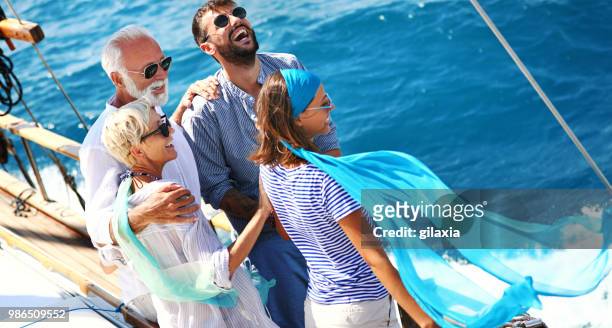 familie auf einem segeltörn. - gilaxia stock-fotos und bilder