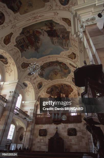 Plafonds peints de style baroque et orgue Silbermann dans l'église abbatiale d'Ebersmunster en Alsace, France.