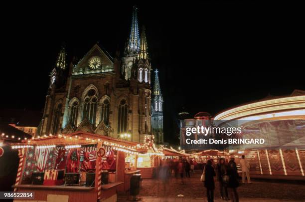 Temple Saint Etienne et Marché de Noël nocturne sur la place de La Réunion à Mulhouse, décembre 1998, Alsace, France.