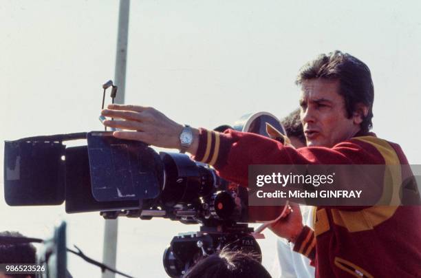 Alain Delon derrière la caméra pendant le tournage du film 'Le Choc' réalisé par Robin Davis en 1982 en France.