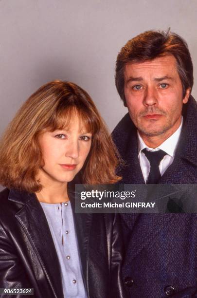 Portrait de Nathalie Baye et Alain Delon posent pour le film 'Notre Histoire' réalisé par Bertrand Blier en 1984, Paris, France.