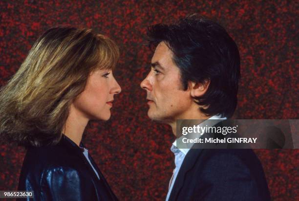 Nathalie Baye et Alain Delon posent pour le film 'Notre Histoire' réalisé par Bertrand Blier en 1984, Paris, France.