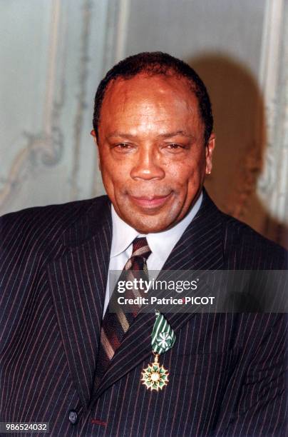 Quincy Jones décoré de la médaille d'Officier des Arts et des Lettres à l'ambassade des Etats-Unis le 27 avril 1996 à Paris, France.