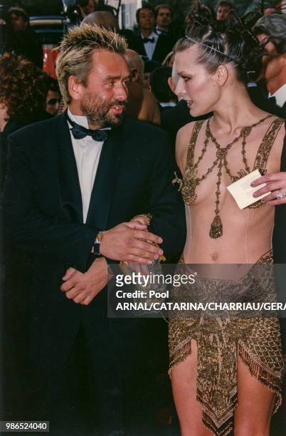 Luc Besson et Milla Jovovitch lors de la soirée d'ouverture du Festival de Cannes le 7 mai 1997, France.