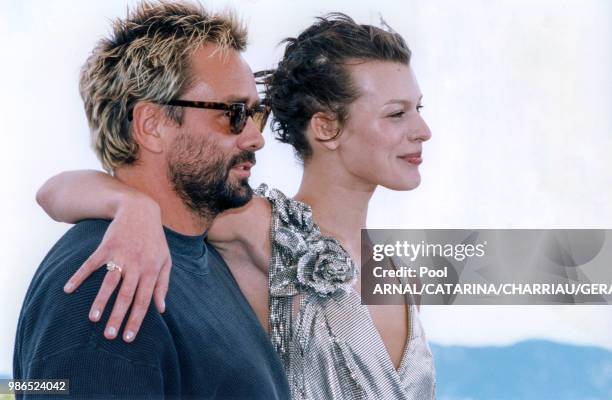 Luc Besson et Milla Jovovitch présentent 'Le Cinquième Element' au Festival de Cannes le 7 mai 1997, France.