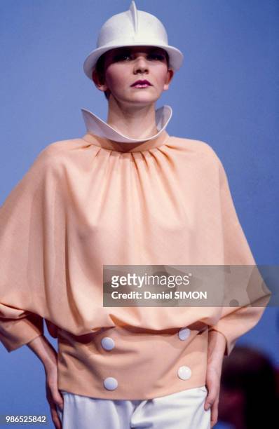 Blouse couleur chair présentée au défilé Cardin Haute Couture Printemps-Eté le 28 janvier 1985 à Paris, France.