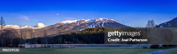 blackcomb mountain panoramic - blackcomb mountain stock pictures, royalty-free photos & images