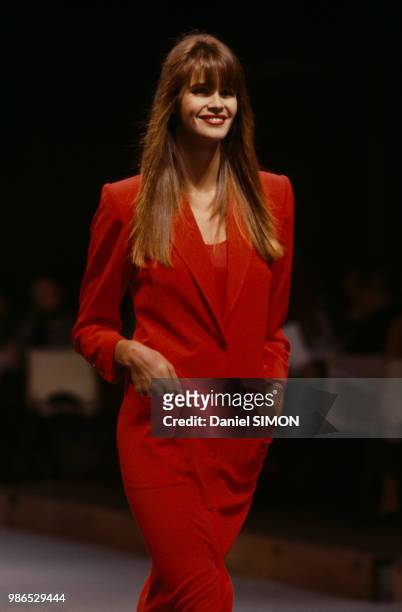 Elle Macpherson lors du défilé Kenzo, Prêt-à-Porter, collection Printemps-été 1987 à Paris le 15 octobre 1986, France.