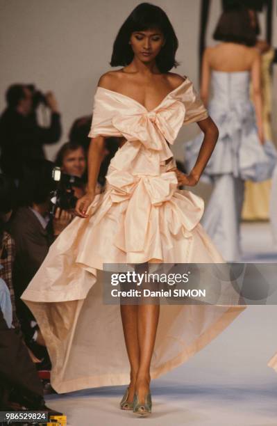 Défilé Angelo Tarlazzi, Prêt-à-Porter, collection Printemps-été 1987 à Paris le 18 octobre 1986, France.