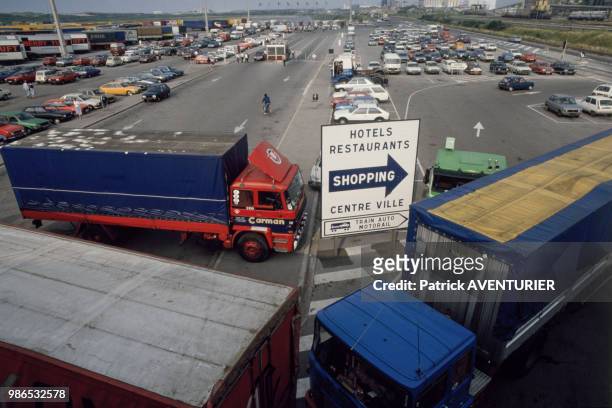 Lors de la grève, les routiers bloquent le départ des ferries à Calais en France, le 18 juillet 1984.