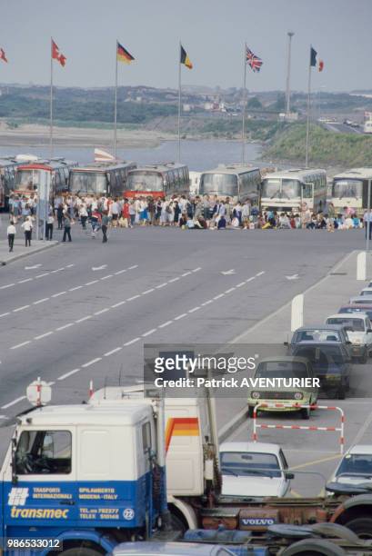 Lors de la grève, les routiers bloquent le départ des passagers des ferries à Calais en France, le 18 juillet 1984.