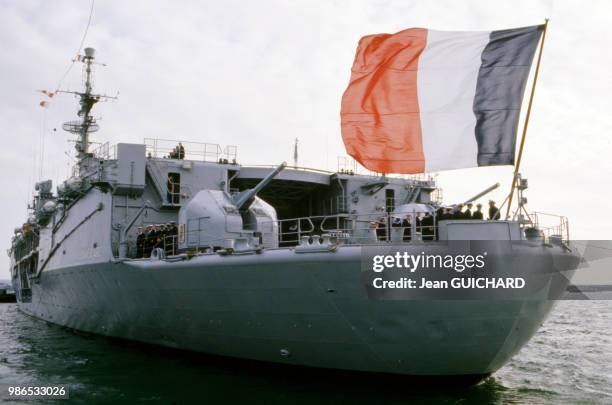 Poupe du porte-hélicoptères 'La Jeanne d'Arc' quittant Brest en décembre 1986, France.