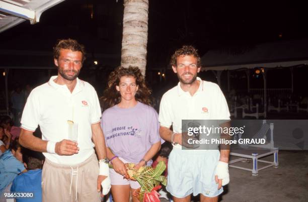 Florence Artault entourée des vainqueurs sur Fujicolor, Daniel Pradel et Tony Laurent le 7 décembre 1986 en Guadeloupe.