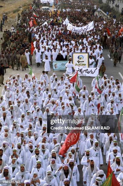 Manifestation des Bassidjis, miliciens du régime de Khomeiny, le 1er décembre 1986 à Téhéran, Iran.