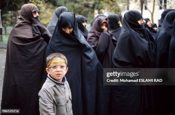 Femmes et enfant lors de la manifestation des Bassidjis, les miliciens pro-Khomeiny, le 1er décembre 1986 à Téhéran, Iran.