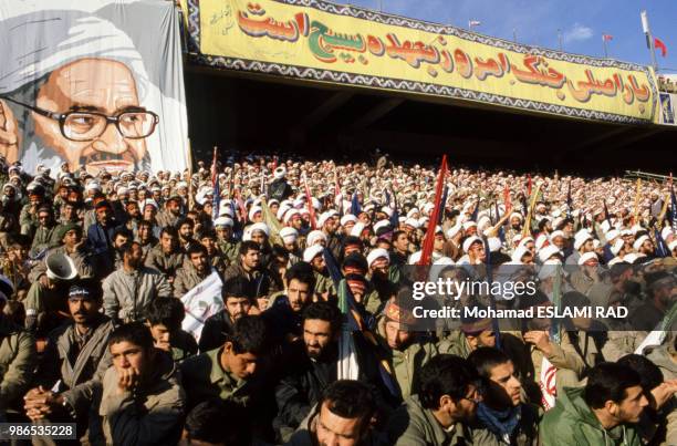 Manifestation des Bassidjis, miliciens du régime de Khomeiny le 1er décembre 1986 au stade de Téhéran, Iran.