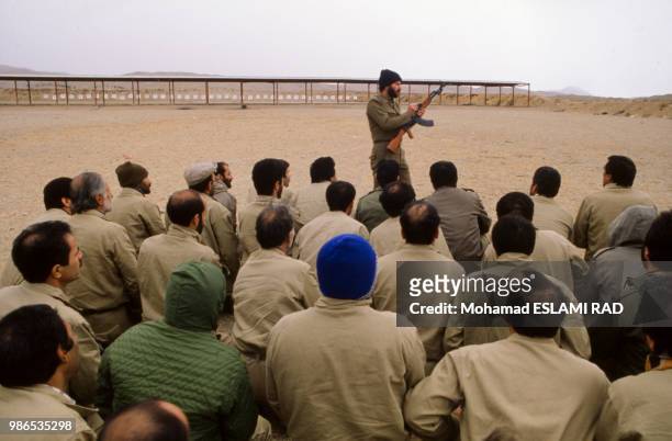 Entraînement de l'armée iranienne dans le désert en décembre 1986, Iran.