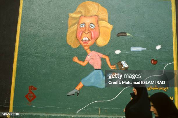 La chef du gouvernement anglais Margaret Thatcher lynchée sur les murs de Téhéran en Iran.