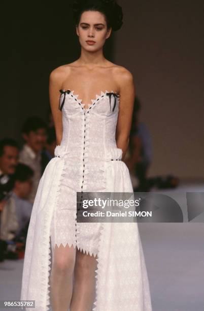 Défilé Chloé, Prêt-à-Porter, collection Printemps-été 1987 à Paris le 17 octobre 1986, France.