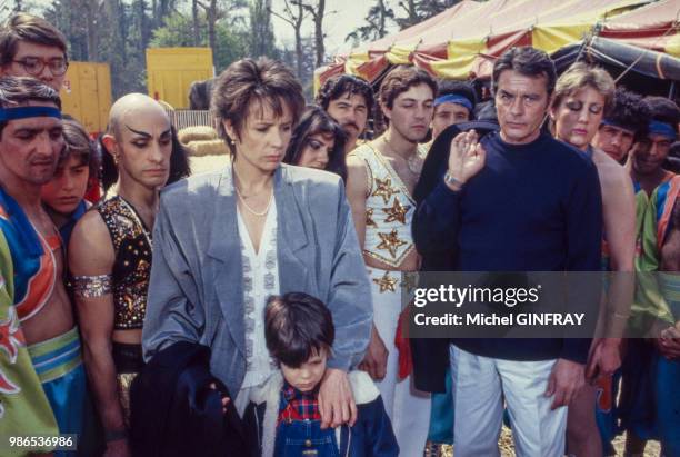 Alain Delon et Eva Darlan lors du tournage du film 'Parole de flic' de José Pinheiro en août 1985, France.