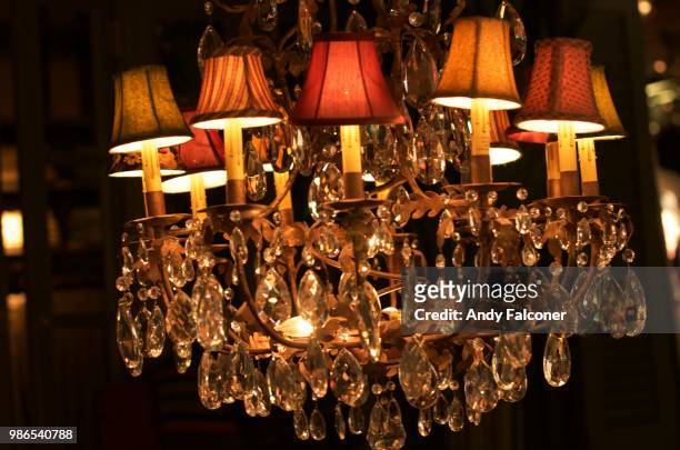 chandelier at hollister store in glasgow - hollister stockfoto's en -beelden
