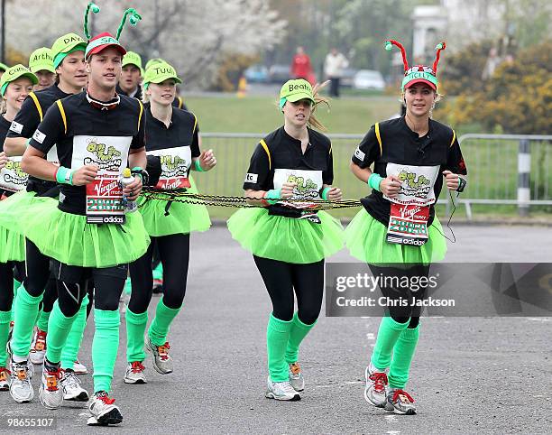 Dave Clark, Sam Branson,Tuuli Shipster, Princess Beatrice and Holly Branson prepare to take part in the Virgin London Marathon on April 25, 2010 in...