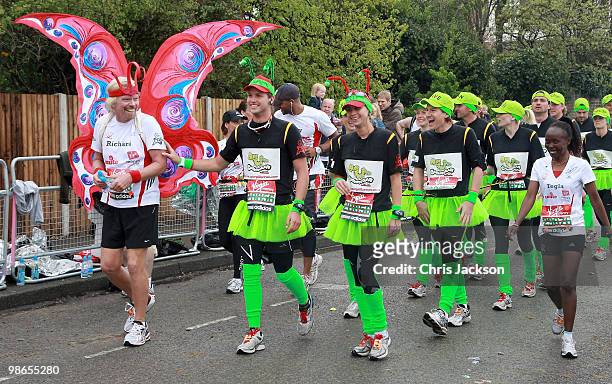 Sir Richard Branson, Sam Branson, Holly Branson, Dave Clark and Princess Beatrice start the Virgin London Marathon on April 25, 2010 in London,...