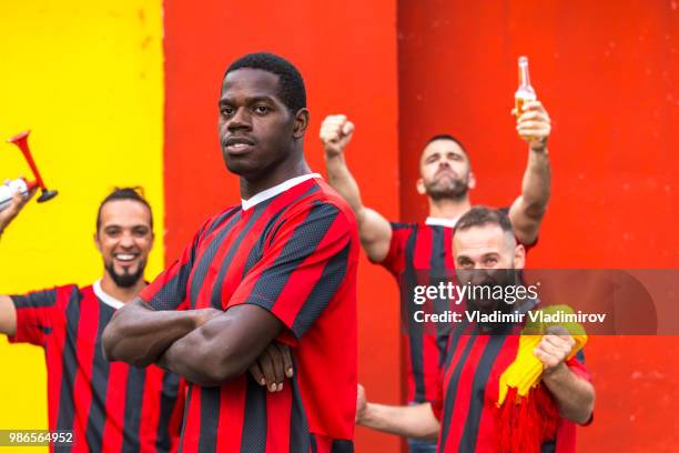 hombre africano y amigos celebrando resultados del juego de fútbol - deporte tradicional fotografías e imágenes de stock