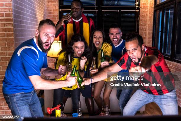 amigos celebrando fútbol coinciden con resultados - deporte tradicional fotografías e imágenes de stock