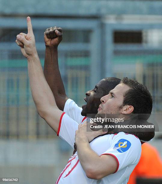 French Lille�s midfielder Yohan Cabaye jubilates with his teammate Antonio Mavuba after scoring during the French L1 football match Le Mans vs. Lille...